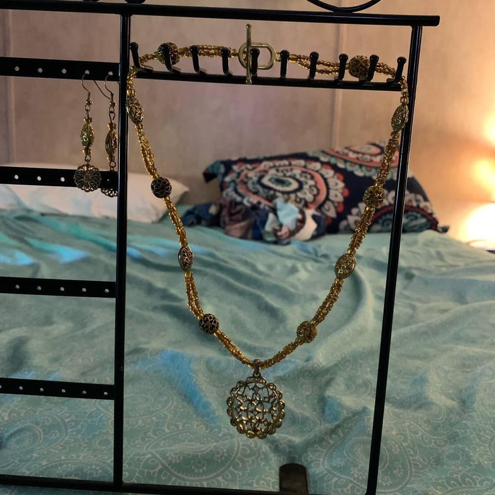 Gold toned vintage costume jewelry Women’s fashion